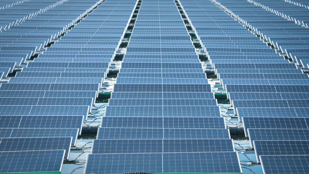 Como reducir el gasto de luz de tu negocio en Guatemala con paneles solares