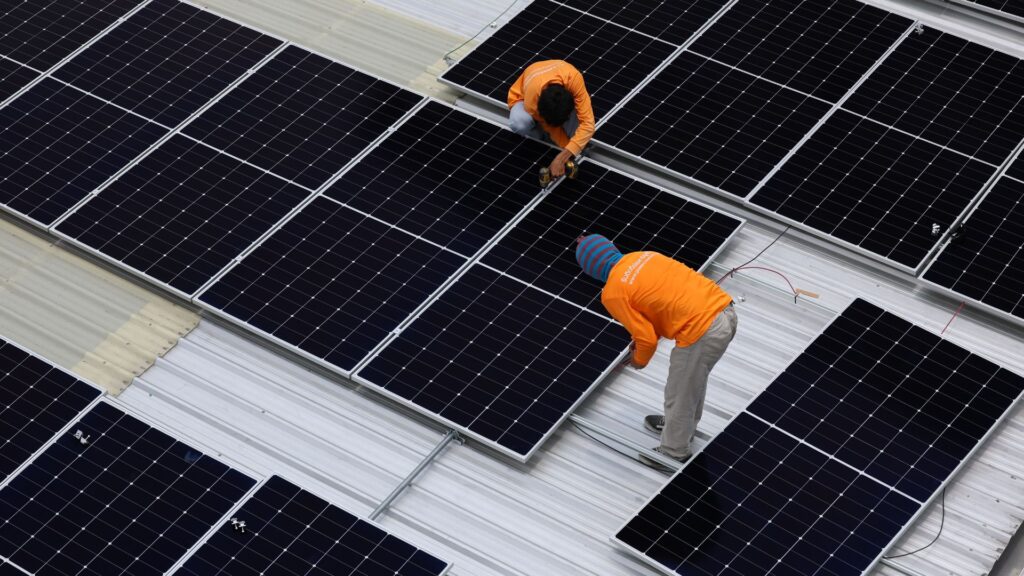 Comparación entre sistema solar con batería y sistema solar sin batería instalados en Guatemala