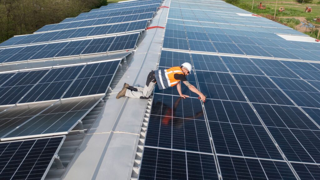 Comparación entre sistema solar de calidad y sistema solar barato instalado en techo en Guatemala