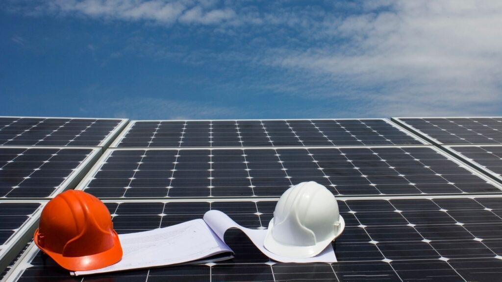 Factura eléctrica alta en Guatemala junto a paneles solares como solución al aumento del costo de la luz