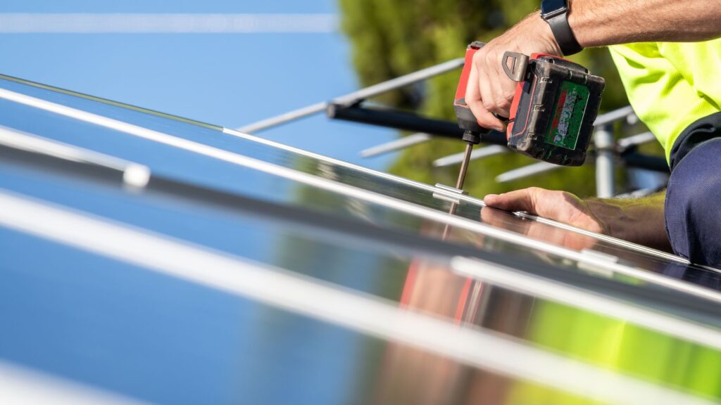 Lista de errores comunes al instalar paneles solares en casa en Guatemala con instalador revisando sistema