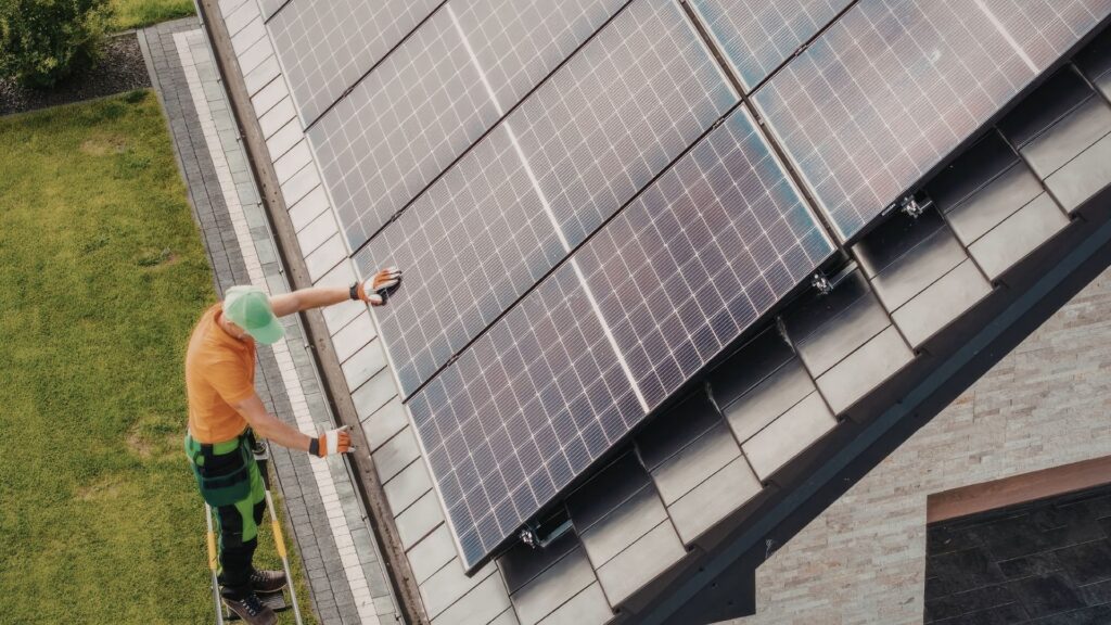 Paneles solares con bateria vale la pena tener respaldo en Guatemala