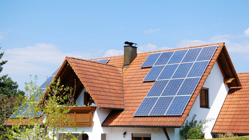 Técnico calculando cuántos paneles solares se necesitan para una casa en Guatemala según el consumo en kWh